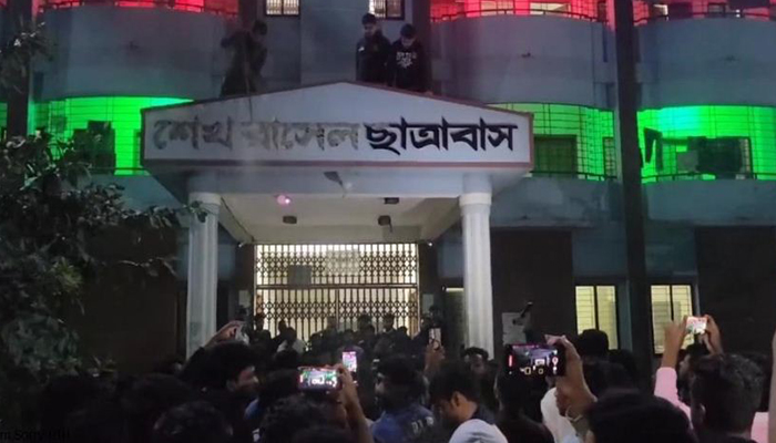 পাবনায় শেখ পরিবারের নামফলক ভাঙচুর