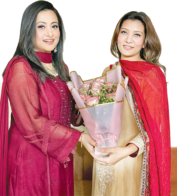পূর্ণিমায় মুগ্ধ টুম্পা...