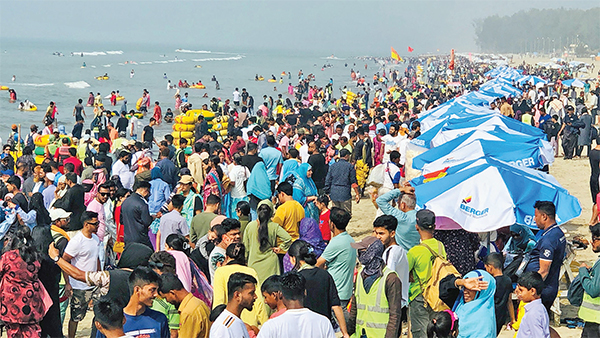 কক্সবাজারে পর্যটকদের ঢল উৎসবের আমেজ কক্সবাজারে পর্যটকদের ঢল উৎসবের আমেজ