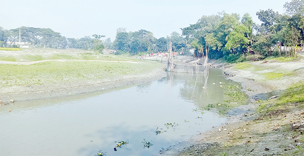 অবৈধ দখল-বাঁধে একসময়ের প্রমত্তা সূতি এখন মরা নদী অবৈধ দখল-বাঁধে একসময়ের প্রমত্তা সূতি এখন মরা নদী
