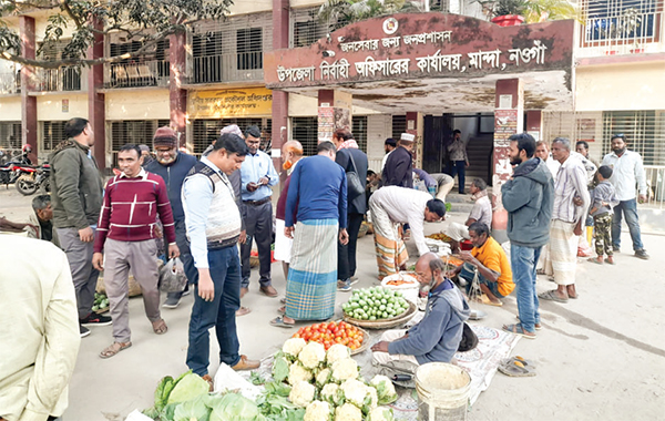 সিন্ডিকেটের বিরুদ্ধে অভিনব প্রতিবাদ সিন্ডিকেটের বিরুদ্ধে অভিনব প্রতিবাদ