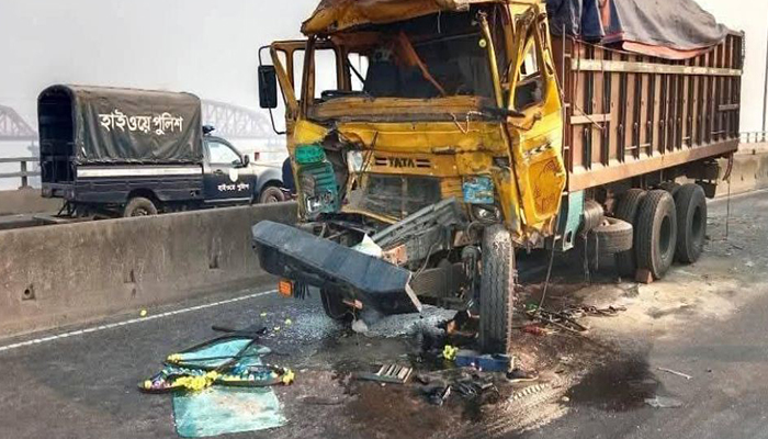 লালন শাহ সেতুতে সড়ক দুর্ঘটনা, নিহত ১
