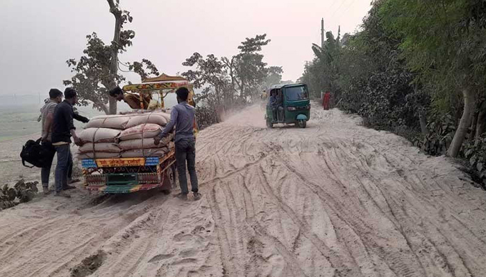 পাবনায় সড়কের কাজ ফেলে লাপাত্তা ঠিকাদার 