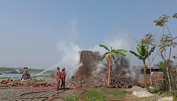 কাউখালীতে অবৈধ ইটের পাঁজা ধ্বংস করলো উপজেলা প্রশাসন