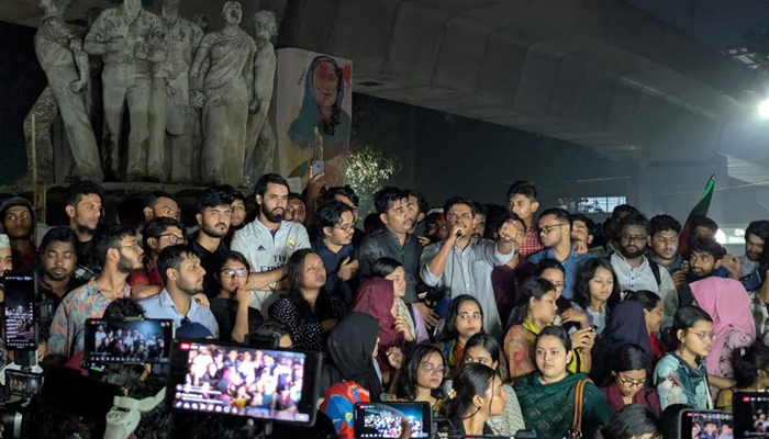 ছাত্ররাজনীতি বন্ধ নিয়ে কুয়েটে সংঘর্ষ, প্রতিবাদে ঢাবিতে বিক্ষোভ