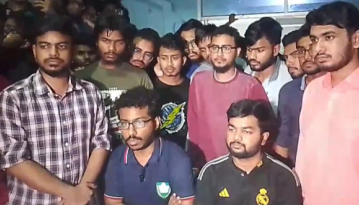 কুয়েট ভিসির পদত্যাগসহ ৫ দফা দাবিতে শিক্ষার্থীদের আলটিমেটাম