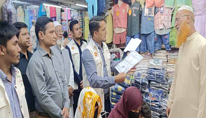 নোয়াখালীর চৌমুহনী বাজারে স্পট আয়কর অভিযান