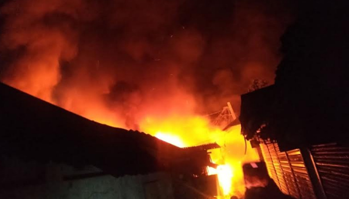 মতলবে অগ্নিকাণ্ডে বসতঘরসহ ১৫ ব্যবসাপ্রতিষ্ঠান পুড়ে ছাই