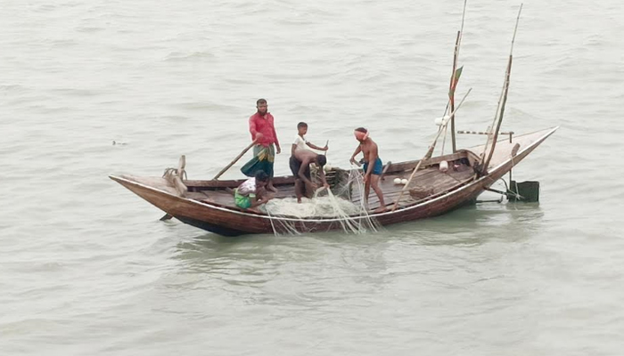 ভোলার মেঘনা-তেঁতুলিয়ায় মাছ শিকারে ২ মাসের নিষেধাজ্ঞা
