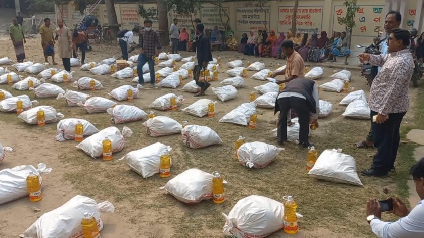 রাজবাড়ীতে প্রায় একশ পরিবারকে সারা মাসের খাদ্য সহায়তা প্রদান
