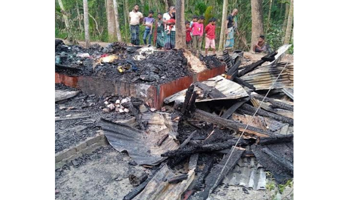 কাউখালীতে আগুনে দোকানঘর পুড়ে ছাই