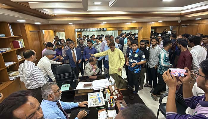 প্রশাসনিক পদে নিয়োগের‌ জেরে ইবি উপাচার্য কার্যালয় উত্তপ্ত 