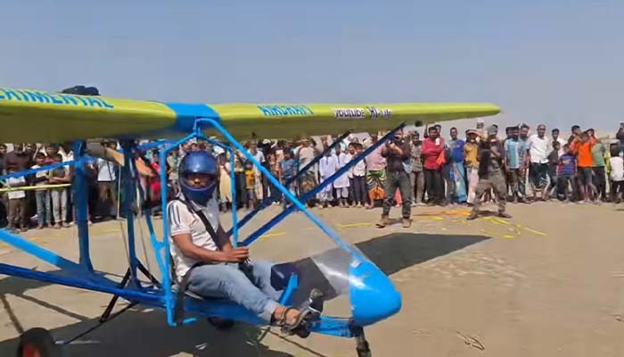 মানিকগঞ্জে নিজের তৈরি বিমান আকাশে উড়ালো জুলহাস 