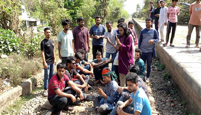 রাবি শিক্ষার্থীদের অবরোধ, রাজশাহীর সঙ্গে রেল যোগাযোগ বন্ধ