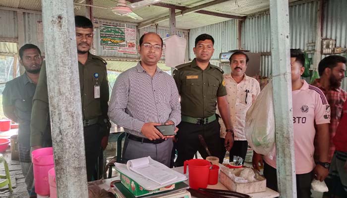 মানিকগঞ্জে মোবাইল কোর্টে ৩ ব্যবসায়ীকে জরিমানা