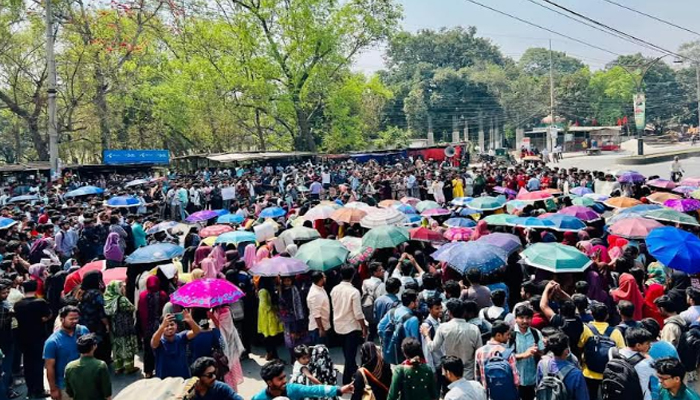 ধর্ষকের সর্বোচ্চ শাস্তির দাবিতে মহাসড়ক অবরোধ