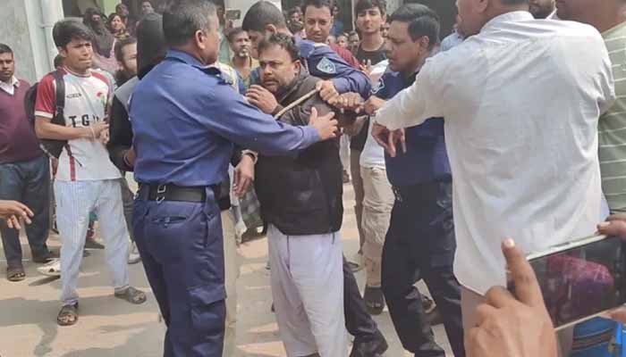 ছাত্রীকে ‘ধর্ষণ’, স্কুলশিক্ষককে আদালত চত্বরে গণপিটুনি