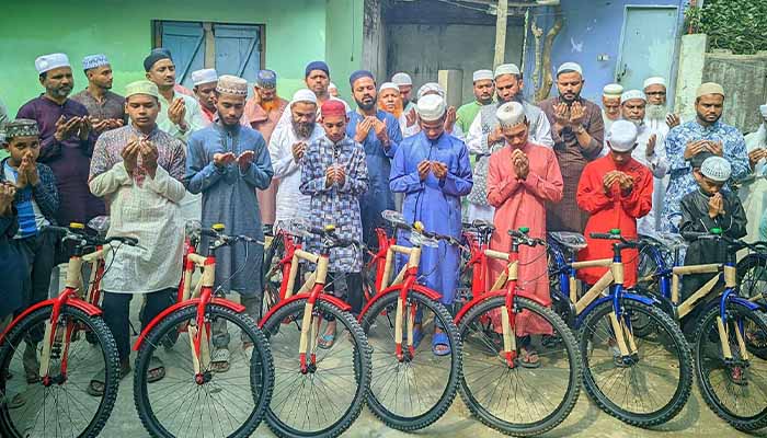 ৪০ দিন ৫ ওয়াক্ত নামাজ পড়ে বাইসাইকেল উপহার পেল ৮ শিশু-কিশোর