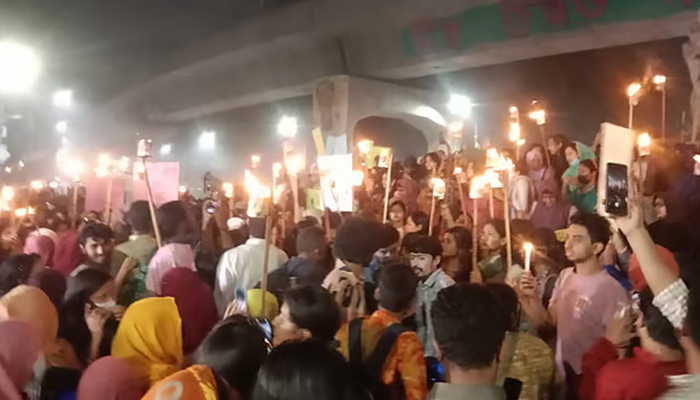 ধর্ষকদের শাস্তির দাবিতে উত্তাল ঢাবি, শিক্ষার্থীদের মশাল মিছিল
