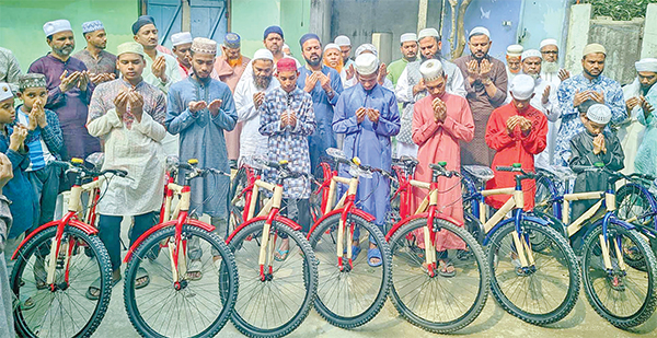 নামাজ পড়ে বাইসাইকেল উপহার পেল ৮ শিশু-কিশোর