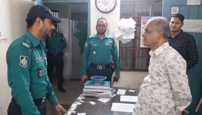 হঠাৎ ভোরে থানা পরিদর্শনে স্বরাষ্ট্র উপদেষ্টা