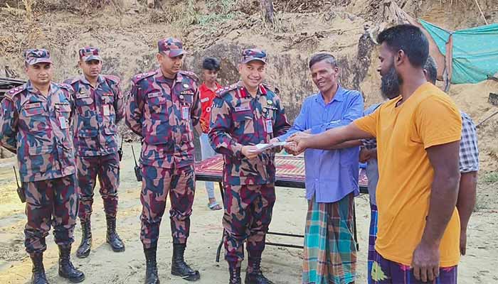 বাঘাইছড়িতে অগ্নিকাণ্ডে ক্ষতিগ্রস্তদের পাশে বিজিবি