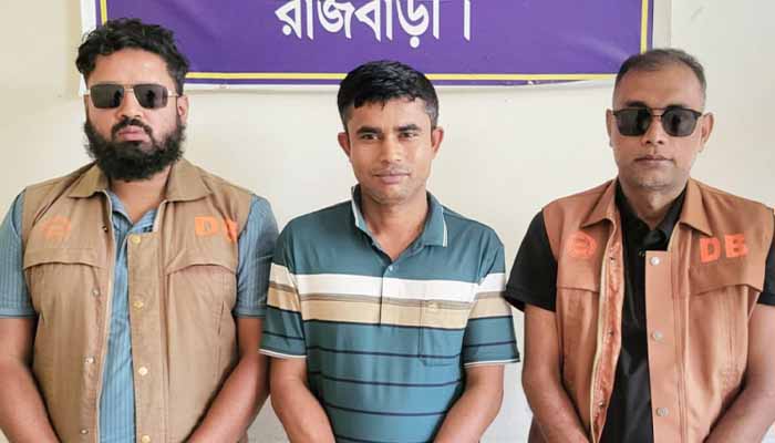 রাজবাড়ীতে অস্ত্রসহ ৩২ মামলার আসামি কালু হাওলাদার গ্রেপ্তার