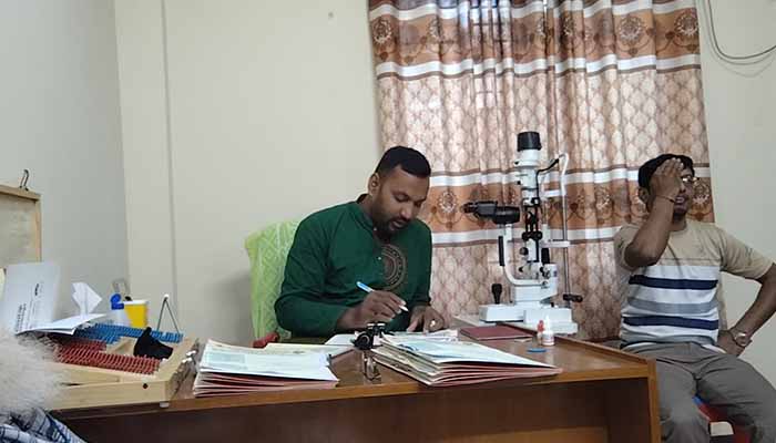 মানিকগঞ্জে ফার্মাসিস্ট দিচ্ছেন চক্ষু চিকিৎসা  