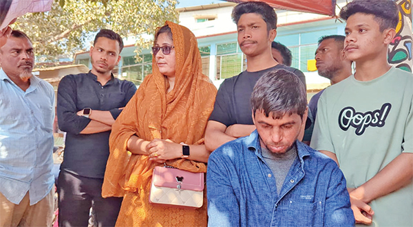 আশিকুরকে ফিরে পেয়ে খুশি মা