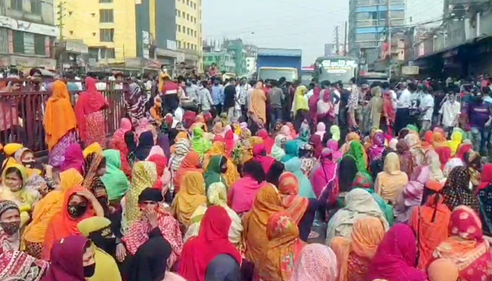 ঢাকা-ময়মনসিংহ ও ঢাকা-টাঙ্গাইল মহাসড়কে শ্রমিকদের অবরোধ