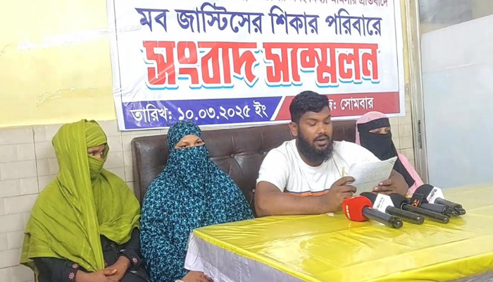 লালমনিরহাটে মব জাস্টিসের শিকার পরিবারের সংবাদ সম্মেলন