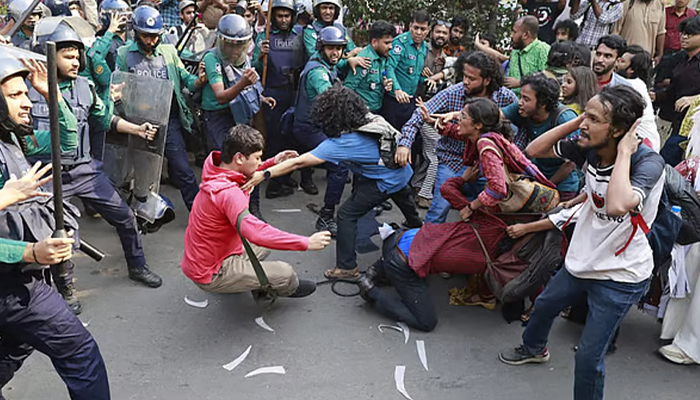 রাজধানীতে ধর্ষণবিরোধী বিক্ষোভকারীদের সঙ্গে পুলিশের সংঘর্ষ