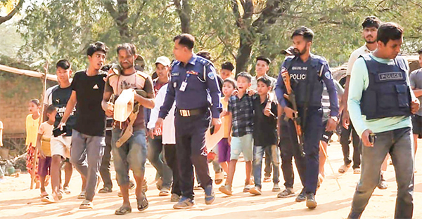ধর্ষণে অভিযুক্তকে পুলিশে সোপর্দ