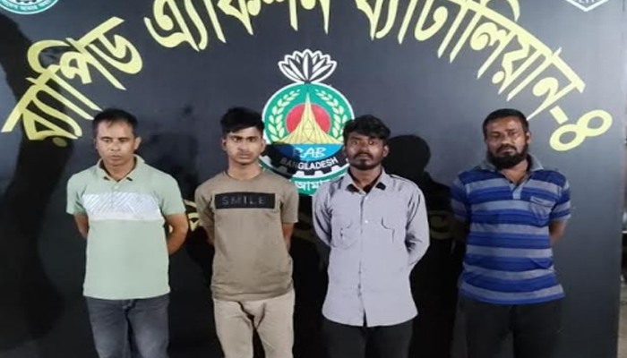 আশুলিয়ায় ৪ ছিনতাইকারী গ্রেফতার