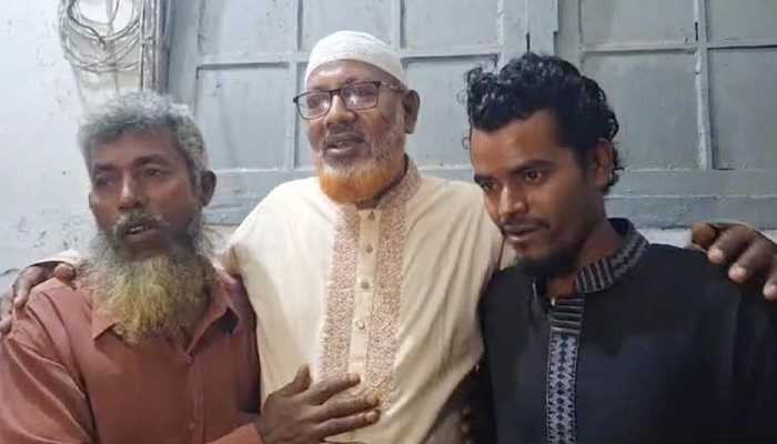 প্রকাশ্যে কান ধরিয়ে ওঠবস, ক্ষমা চেয়ে রক্ষা পেলেন সেই ব্যবসায়ী নেতা