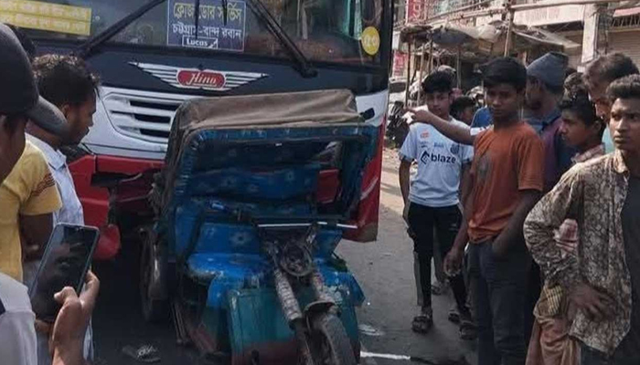 বাসের ধাক্কায় স্কুল শিক্ষার্থী ভাই-বোনসহ নিহত ৩