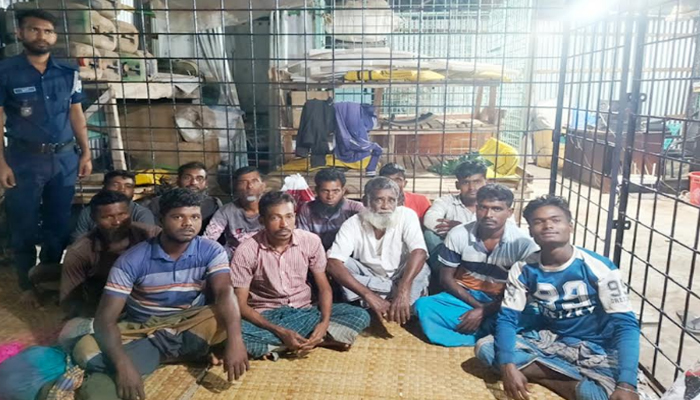চাঁদপুরে নৌ পুলিশের অভিযানে ১৬ জেলে আটক