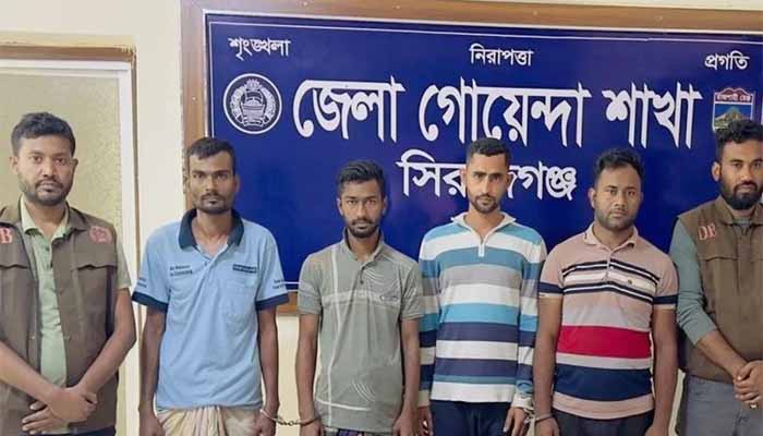 সিরাজগঞ্জে মাইক্রোবাসে ডাকাতি, গ্রেফতার ৪ 