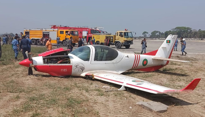 যশোরে প্রশিক্ষণরত অবস্থায় দুর্ঘটনার কবলে বিমান