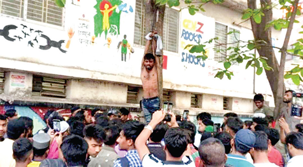 ‘ছিনতাইকারী’ আখ্যা দিয়ে গাছে ঝুলিয়ে নির্যাতন !