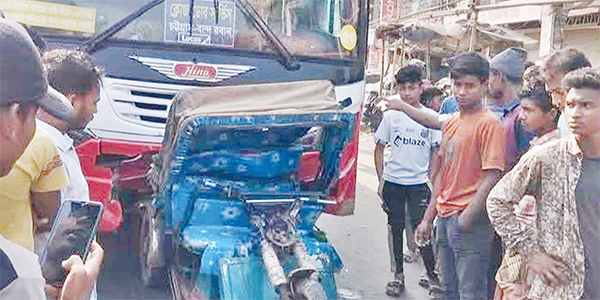 চট্টগ্রামে বাসের ধাক্কায় স্কুল শিক্ষার্থী ভাই-বোনসহ তিনজনের মৃত্যু