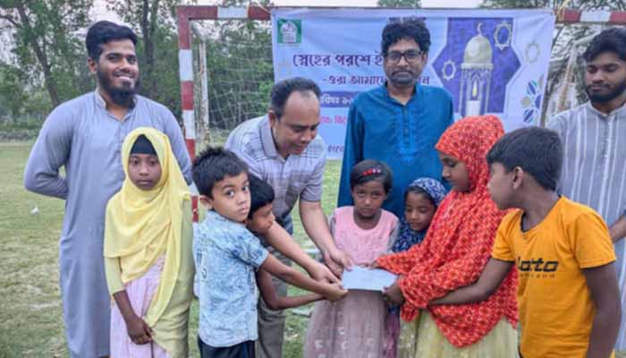 সুবিধাবঞ্চিত শিশুদের মাঝে ইফতার ও ঈদ উপহার বিতরণ 