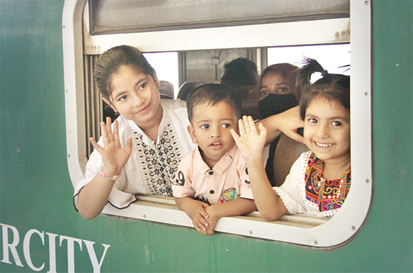 ঈদ উদযাপন করতে ঘরমুখো মানুষ