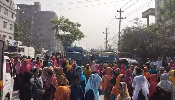 ছুটি বাড়ানো ও বেতন-বোনাসের দাবিতে সাভারে শ্রমিকদের অবরোধ