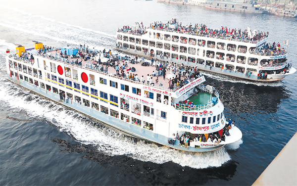 লঞ্চে গাদাগাদি করে স্বজনদের সঙ্গে আনন্দ ভাগাভাগি