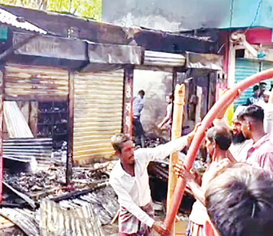 বিজয়নগরে ছয় দোকানে আগুন বিজয়নগরে ছয় দোকানে আগুন