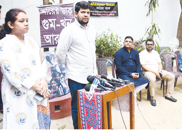 ‘মায়ের ডাক’ এর কার্যালয় প্রাঙ্গণে শুভেচ্ছা বিনিময় করেন তথ্য ও সম্প্রচার উপদেষ্টা