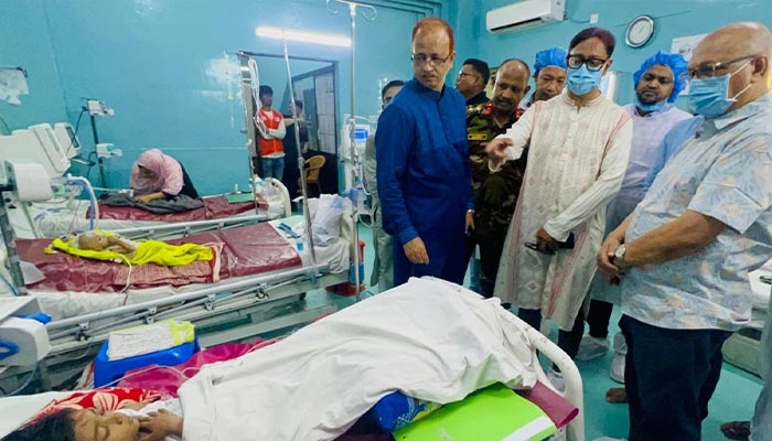 লোহাগাড়া দুর্ঘটনায় আহতদের দেখতে চমেকে উপদেষ্টা ফারুক ই আজম