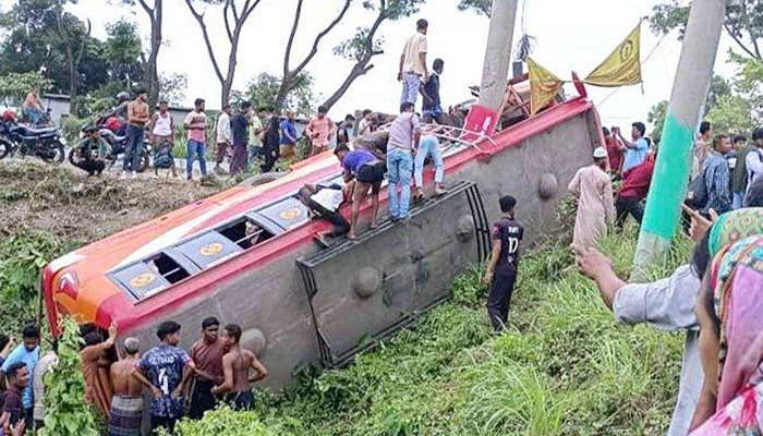 নিয়ন্ত্রণ হারিয়ে উল্টে খাদে পড়লো বাস, নিহত ৫