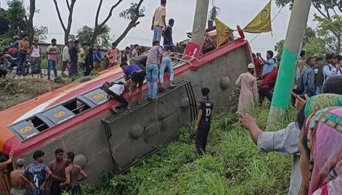 ফরিদপুরে বাস খাদে পড়ে নিহত বেড়ে ৭